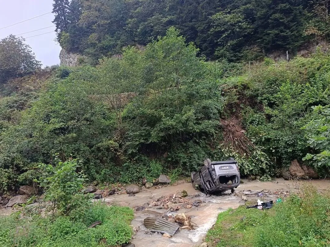 Trabzon'da yağmurun ardından gelen acı haber: Dereye uçan araçta 5 kişi yaralandı