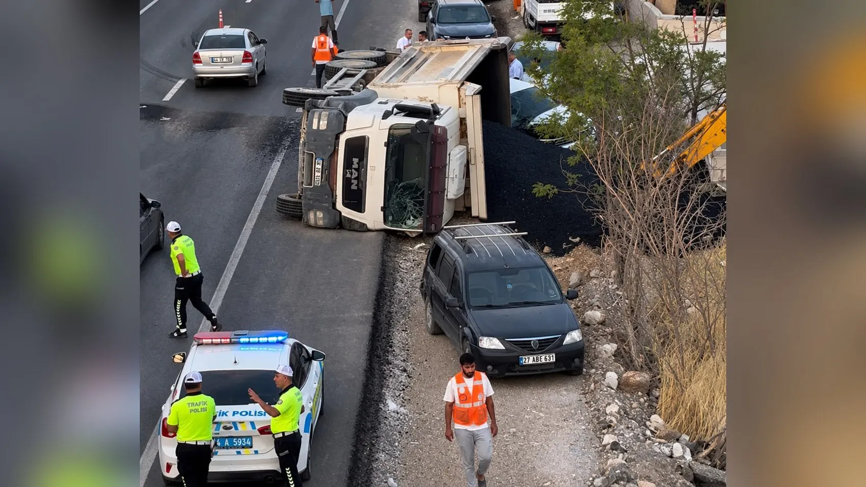 Malatya'da dehşet anları: Asfalt yüklü kamyonun karıştığı kaza kamerada
