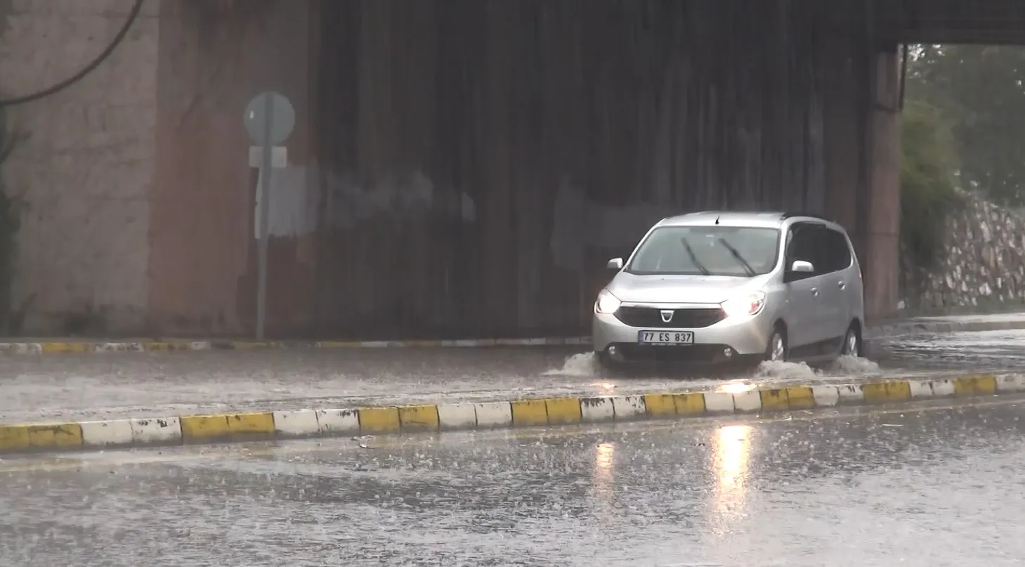 Yalova'da sabah saatlerinde bastıran sağanak ulaşımı felç etti