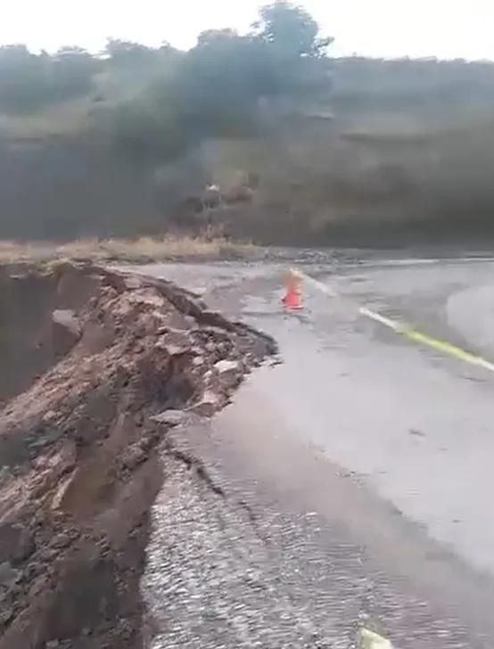 Tokat'ta dehşet anları: Köy yolu saniyeler içinde yerle bir oldu