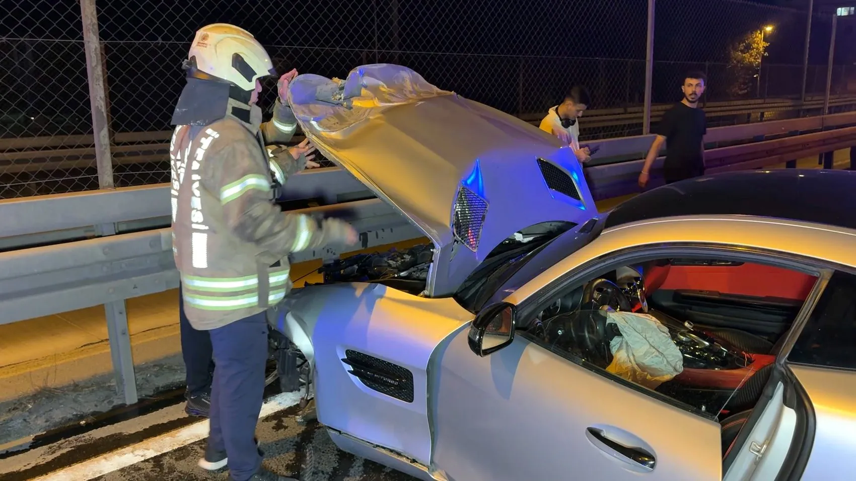 Avcılar'da gece yarısı dehşeti: Lüks otomobil bariyerlere saplandı