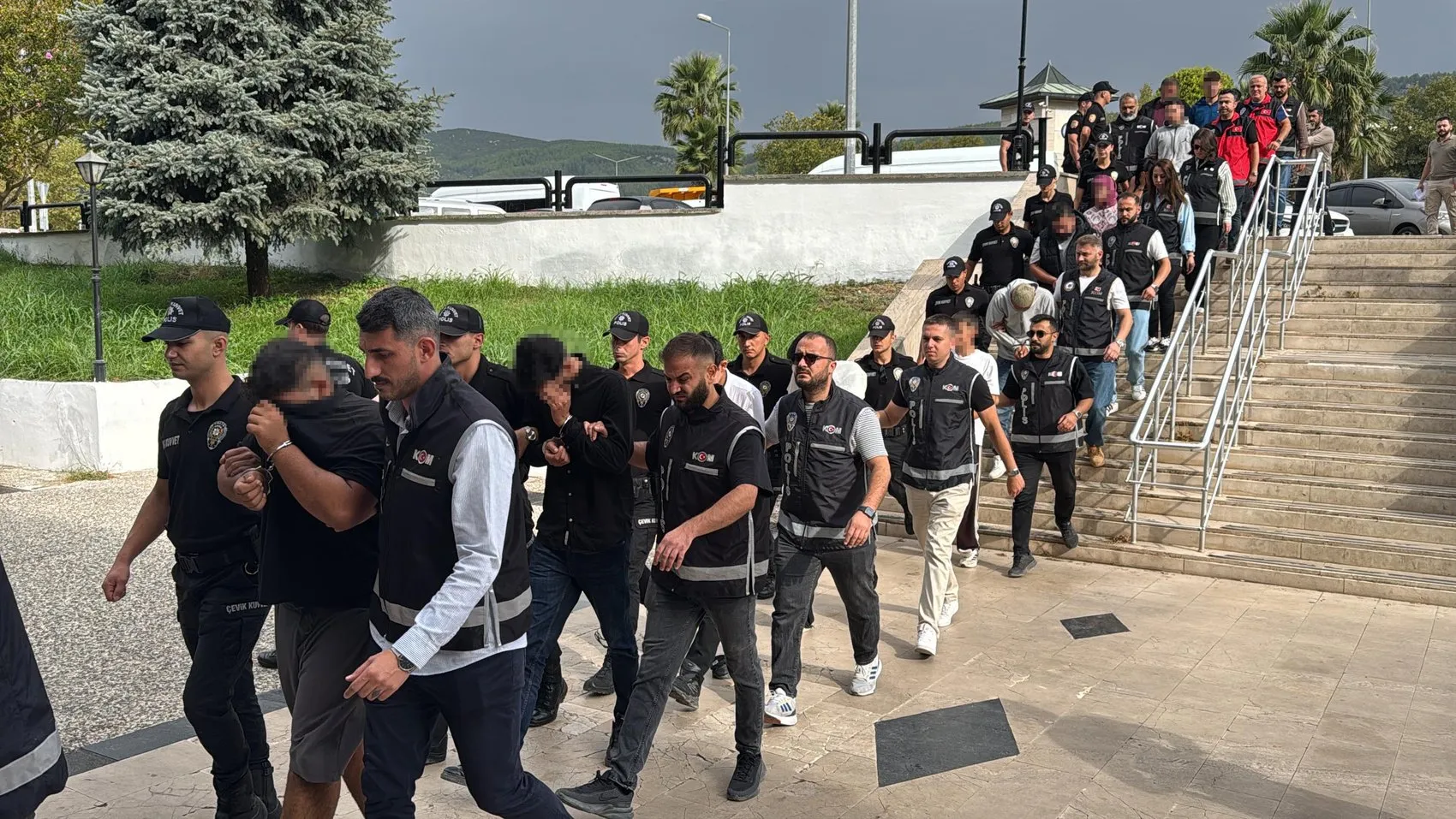 Muğla'da suç ağlarına büyük darbe: Kırmızı bültenle aranan elebaşının örgütü çökertildi