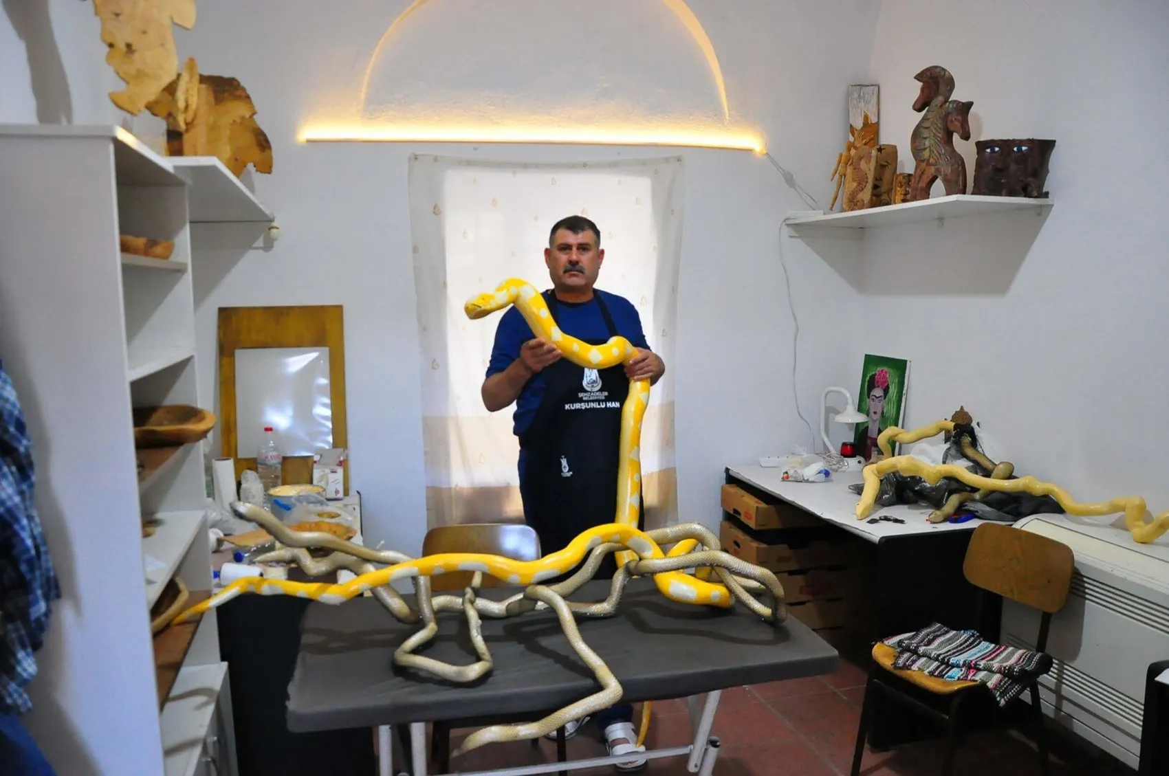 Böbreğini ağabeyine vererek hayata bağladı: Şimdi ise doğanın atıklarını sanat eserine dönüştürüyor