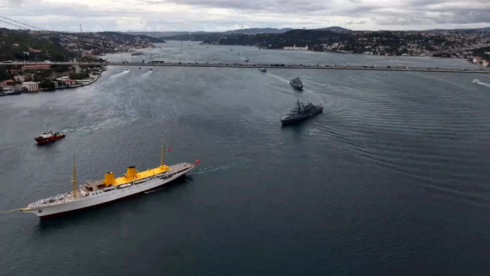 İstanbul Boğazı'nda tarihi gurur: 15 dev gemi Preveze için selam durdu