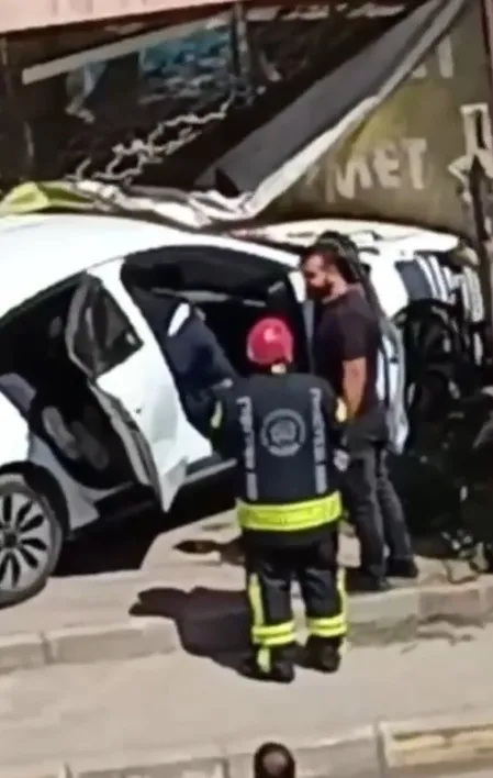 Derince'de korku dolu anlar: Kontrolden çıkan araç dükkana daldı