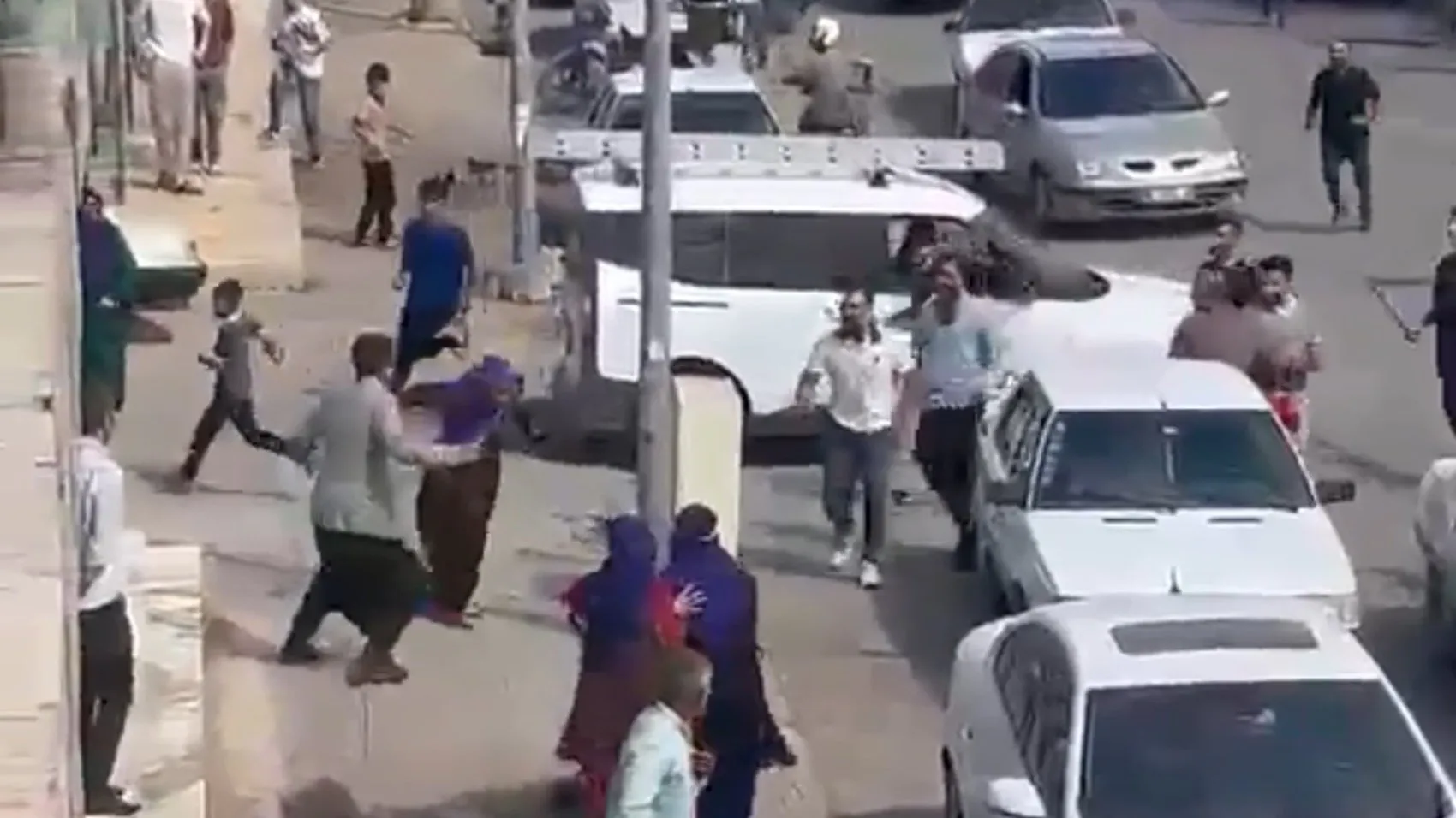 Viranşehir'de alacak verecek kavgası: Taş ve sopalar havada uçuştu
