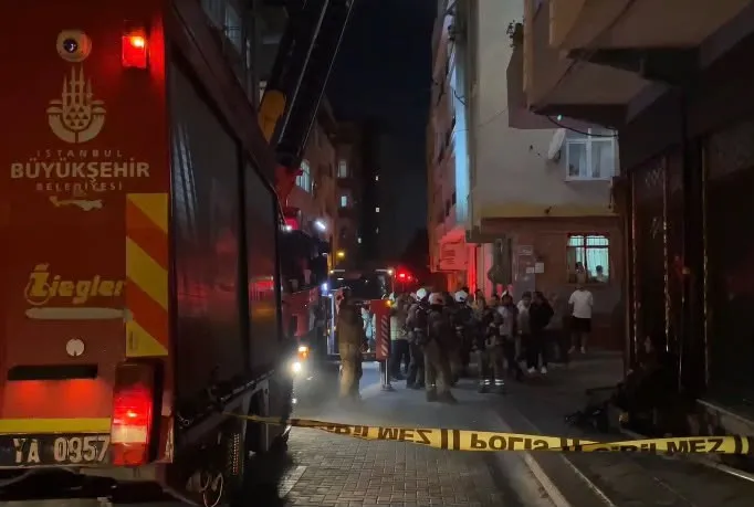Zeytinburnu'nda geceyi aydınlatan alevler: Beş kişi hastanelik oldu