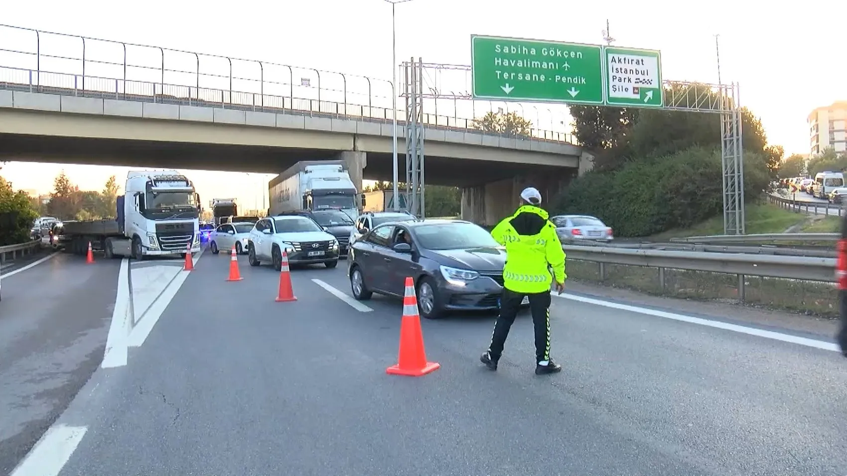Kurtköy bağlantı yolunda hurda yüklü kamyon devrildi: Trafik felç oldu