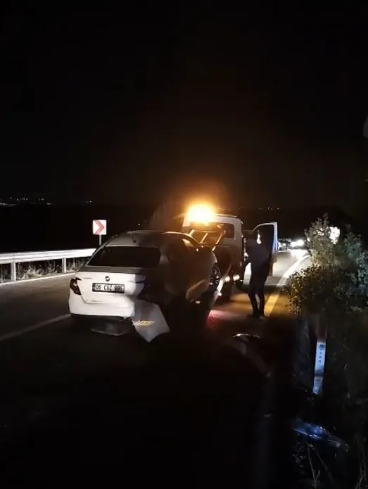 Çubuk'ta akşam saatlerinde dehşet: İki otomobil kafa kafaya çarpıştı