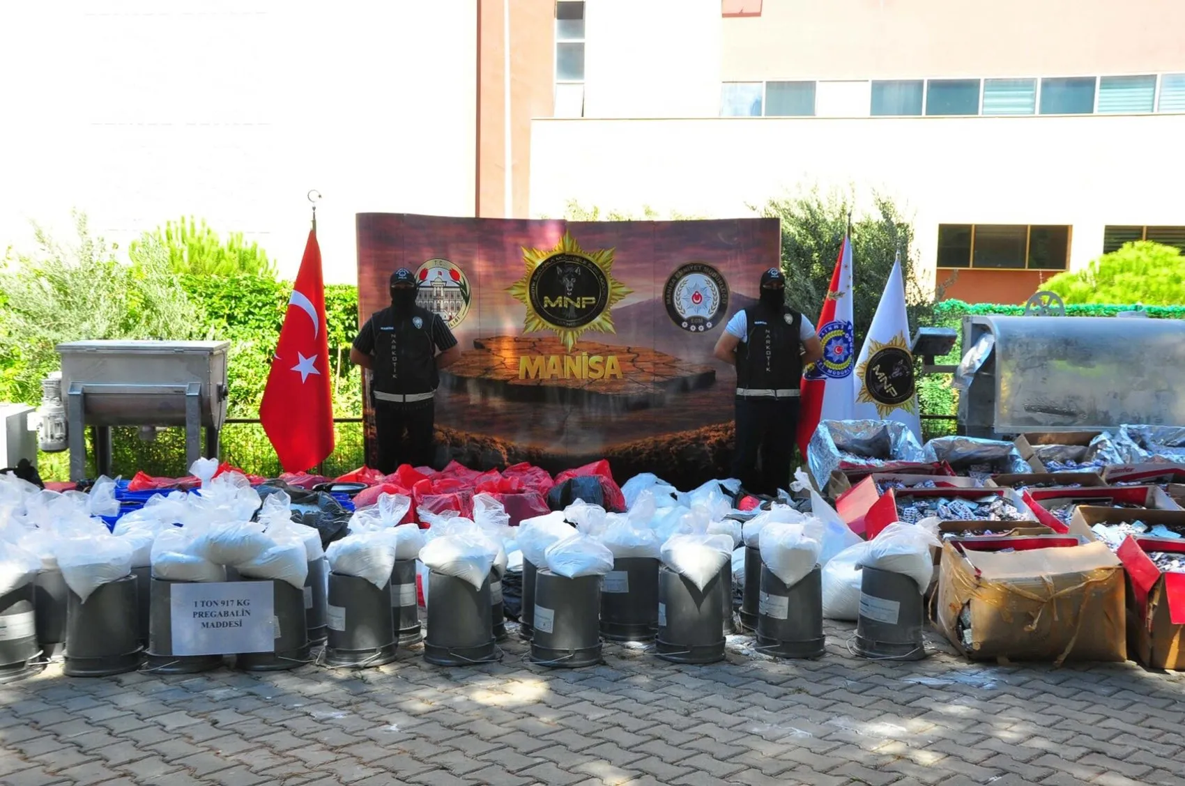 Ege'yi zehirleyeceklerdi: 1 milyarlık devasa uyuşturucu sevkiyatına şafak baskını