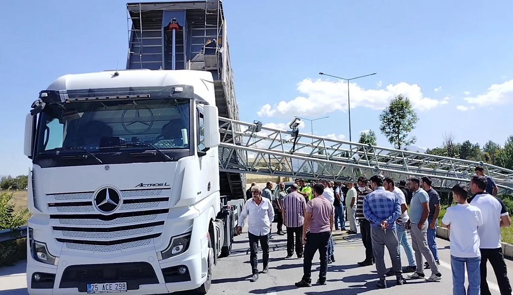 Erzurum yolunda şaşkına çeviren kaza: Damper açık unutulunca EDS direği yerle bir oldu