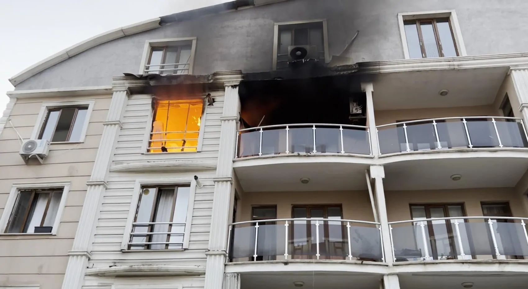 Iğdır'da apartman duman altında kaldı: İtfaiye ekipleri mahsur kalanları böyle kurtardı