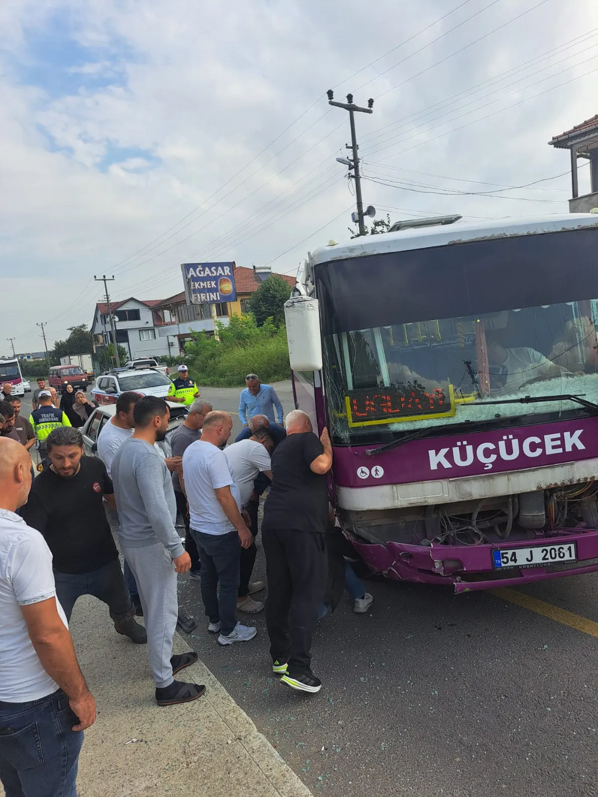 Akyazı yolunda sabah saatlerinde dehşet anları: Otobüs ve otomobil çarpıştı