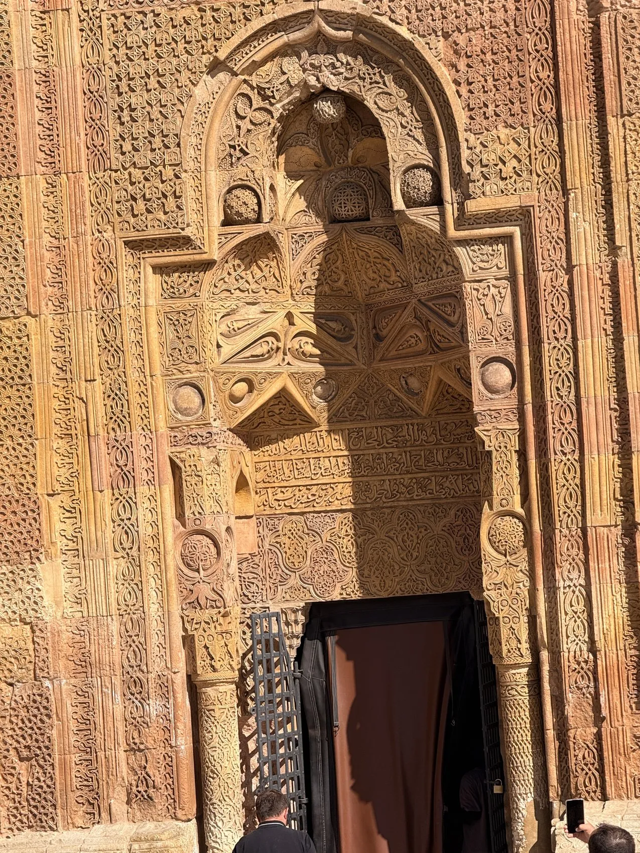 Taşın dile geldiği an: Divriği'de güneşin gölgeyle yazdığı namaz silüeti