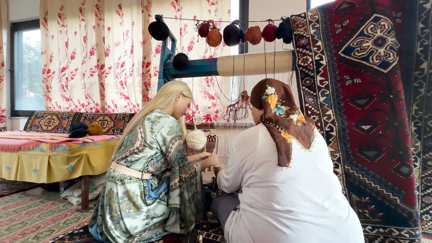 Antalya'nın renkli halı tarlalarında bir kraliçe: Isabella Rossini geleneksel dokumalarla büyüledi