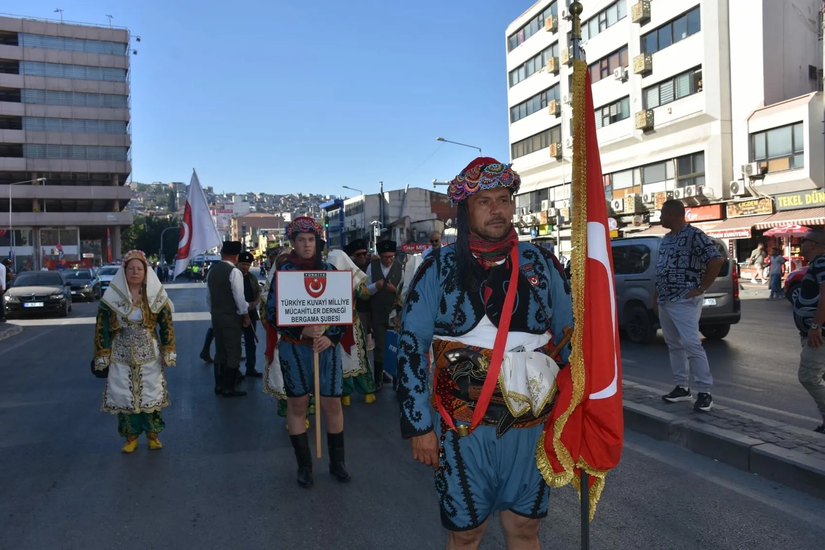 İzmir sokaklarında 350 metrelik dev gurur: 9 Eylül coşkusu zirveye taşındı