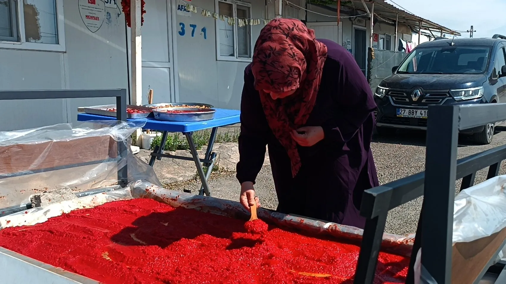 Konteyner kentte geleneksel kış hazırlığı: Depremzede kadınlar umudu mutfakta yeşertiyor