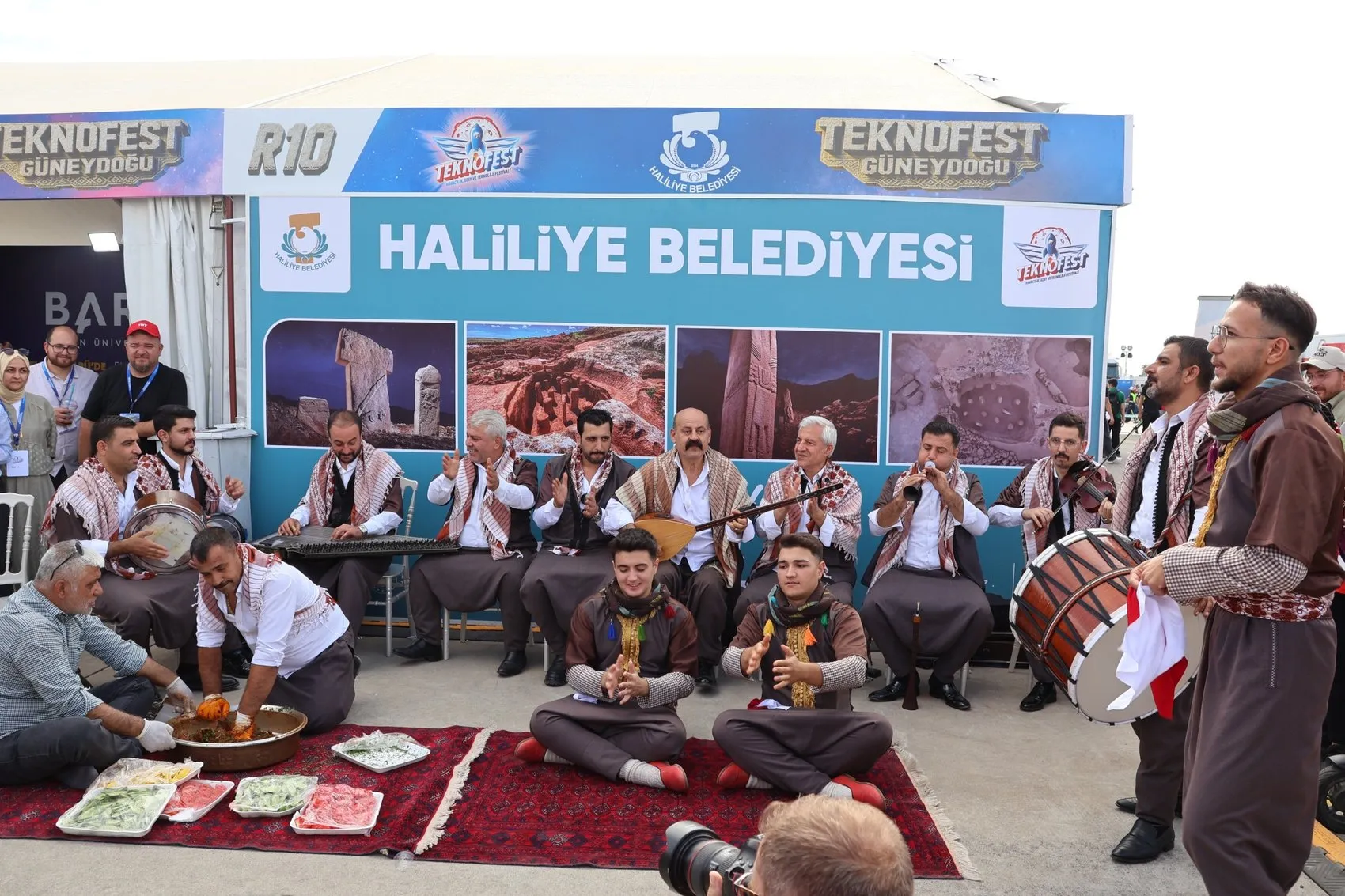 Şanlıurfa'da teknoloji rüzgarı: Robot köpekler çiğ köfte eşliğinde sahne aldı