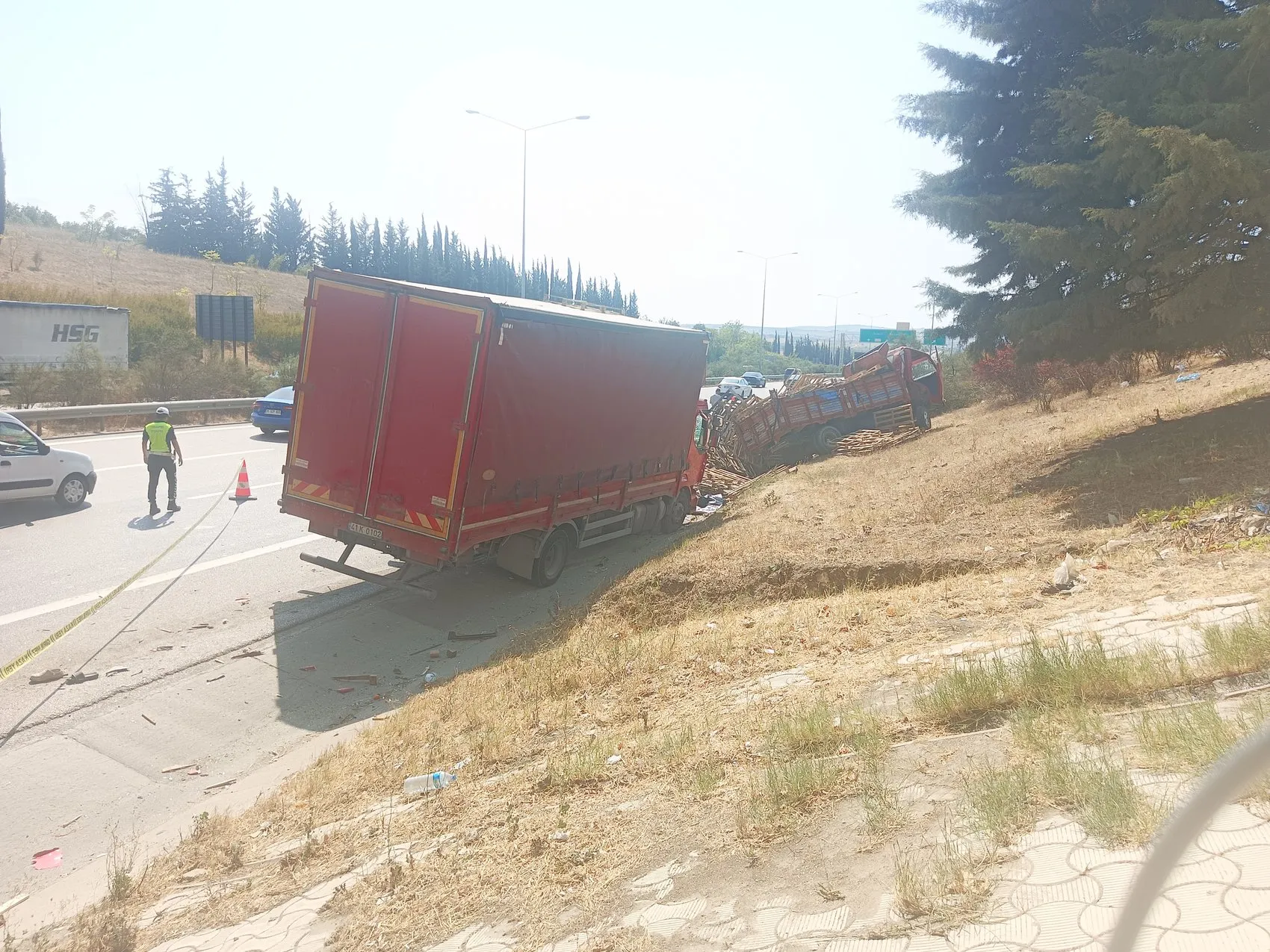 Emniyet şeridindeki tamir girişimi faciayla bitti: Bir kişi hayatını kaybetti