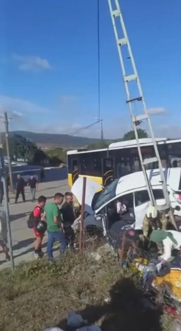 Sultanbeyli'de korkutan kaza: İETT otobüsü ile otomobil çarpıştı