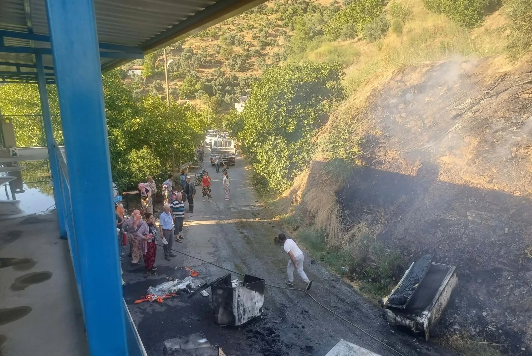 İncirliova'da korku dolu anlar: Kamyonetten sıçrayan alevler mahalleyi alarma geçirdi