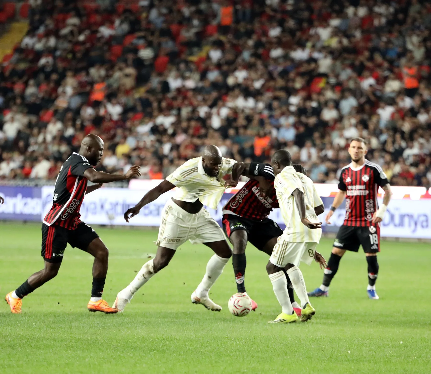 Gaziantep'te nefes kesen düello: Fenerbahçe puanı direklere takıldı