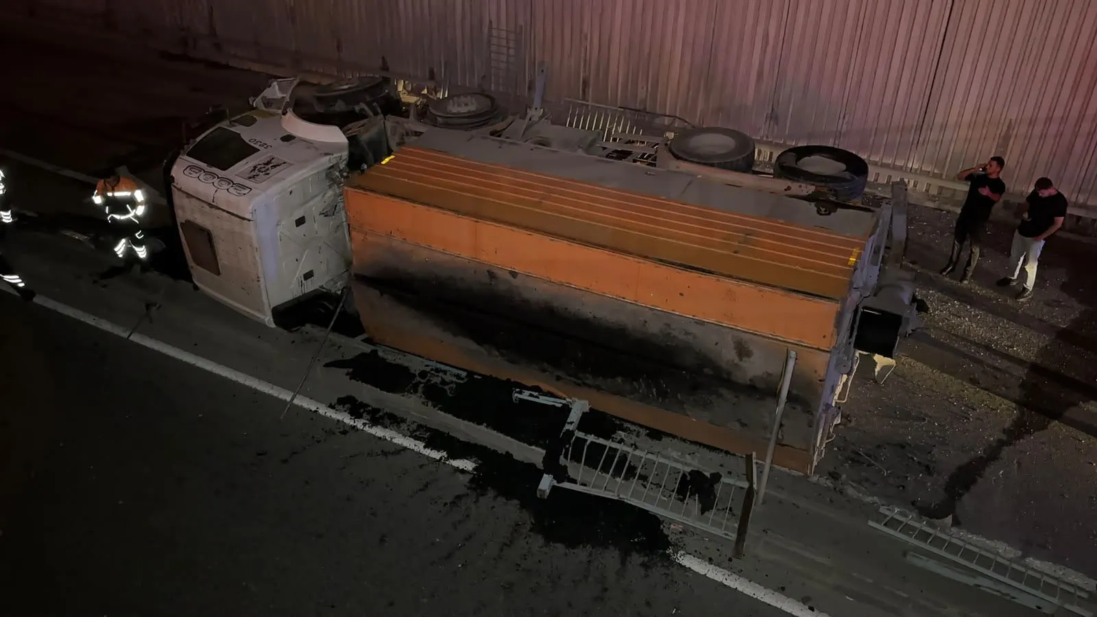 Avcılar'da gece yarısı dehşeti: Asfalt kamyonu alt geçide uçtu