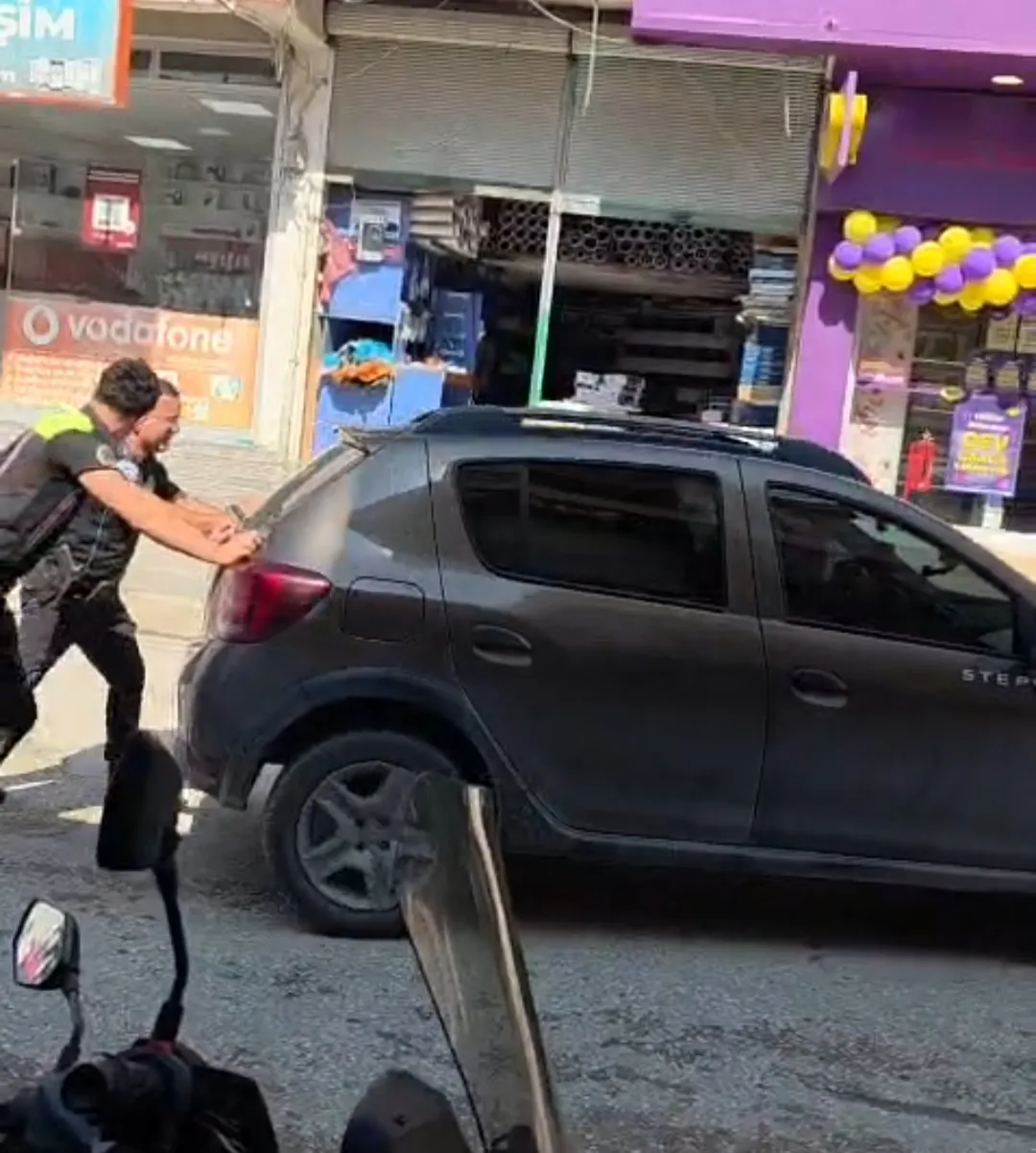 Trafik tıkandı, polisler kolları sıvadı: Arızalı aracı böyle kurtardılar