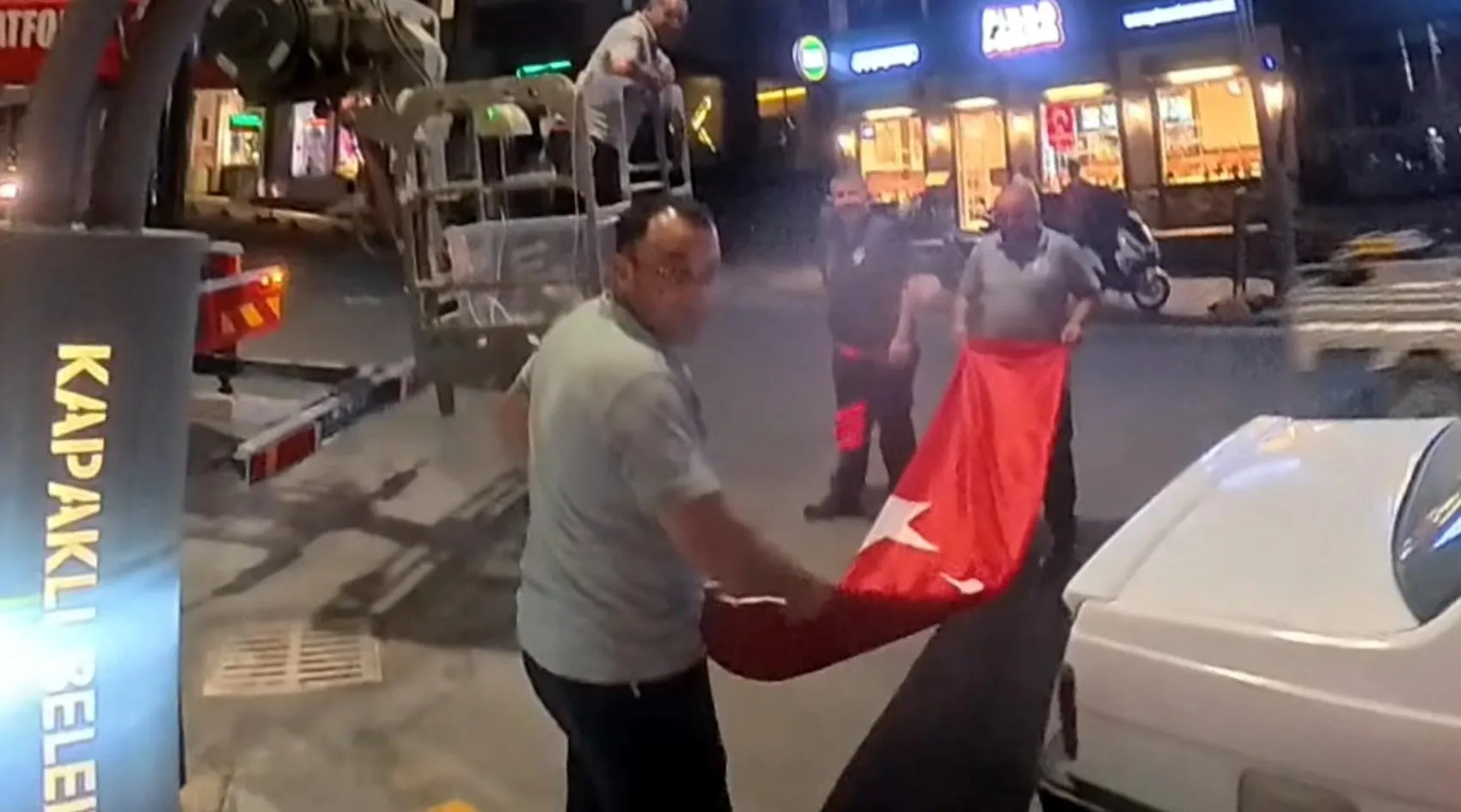 Motokurye Tuğba'nın bayrak isteğine belediye personelinden anlamlı yanıt: Sözünü tuttu
