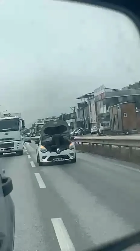 Bursa trafiğinde akıllara durgunluk veren görüntü: Kaputu açık otomobilin motorunda yolculuk yaptı