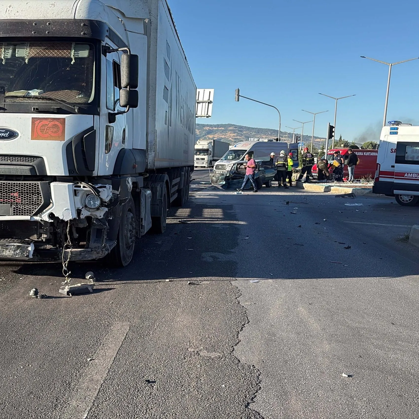 Gediz'de sabah saatlerinde dehşet anları: Otomobil hurdaya döndü
