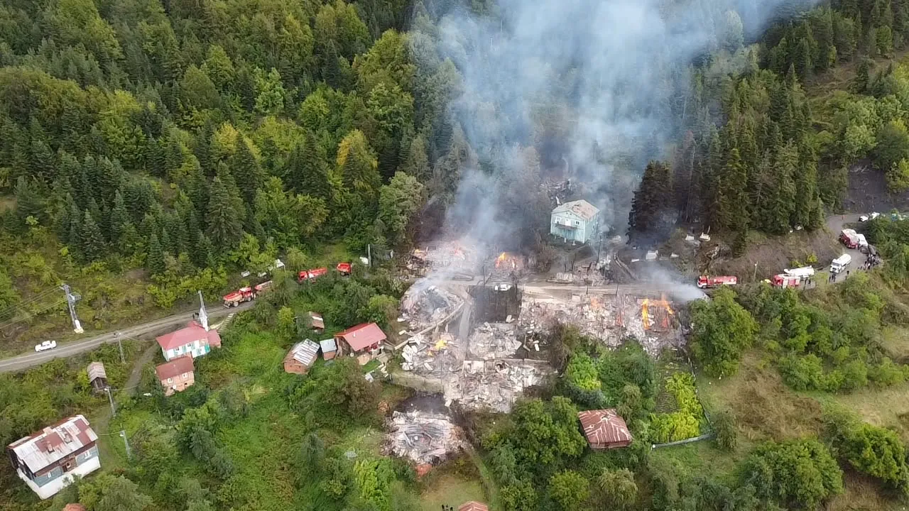 Kastamonu'da bir kıvılcım felakete dönüştü: 10 ev alevlere teslim oldu