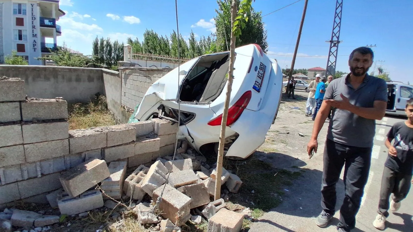 Patnos'ta sabah saatlerinde korkutan kaza: Kavşakta çarpışan araçlar hurdaya döndü