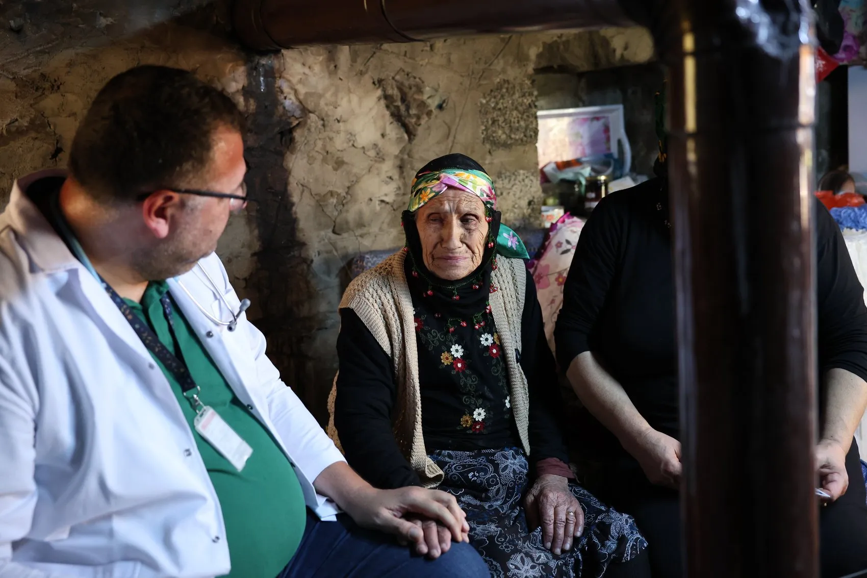 Ayder'in asırlık çınarı için seferberlik: 109 yaşındaki Sabriye teyzenin imdadına sağlık ekipleri yetişti