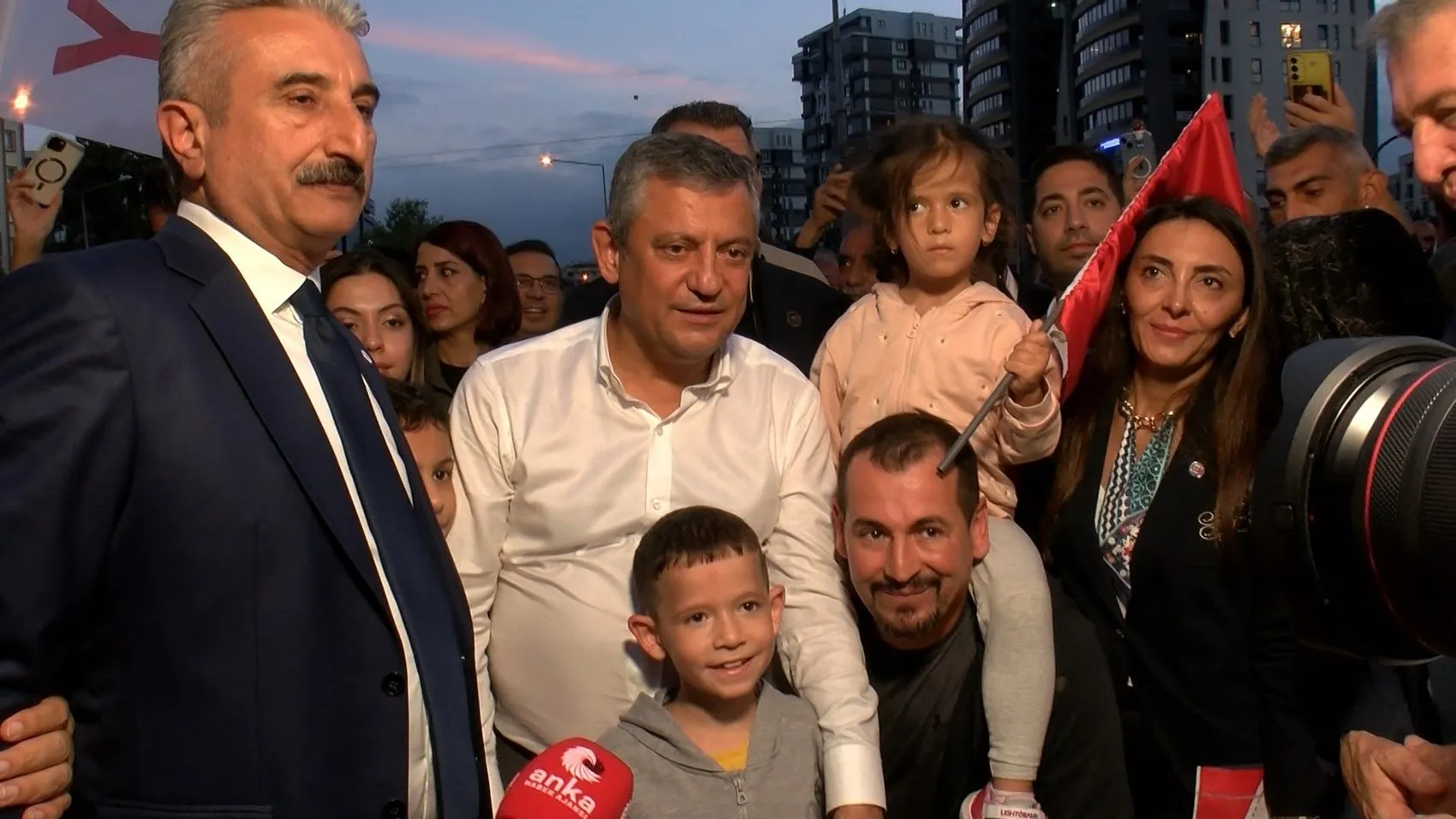Özgür Özel'den Bursa'da dikkat çeken çıkış: Beni listenin eksik kalan yerine yazın