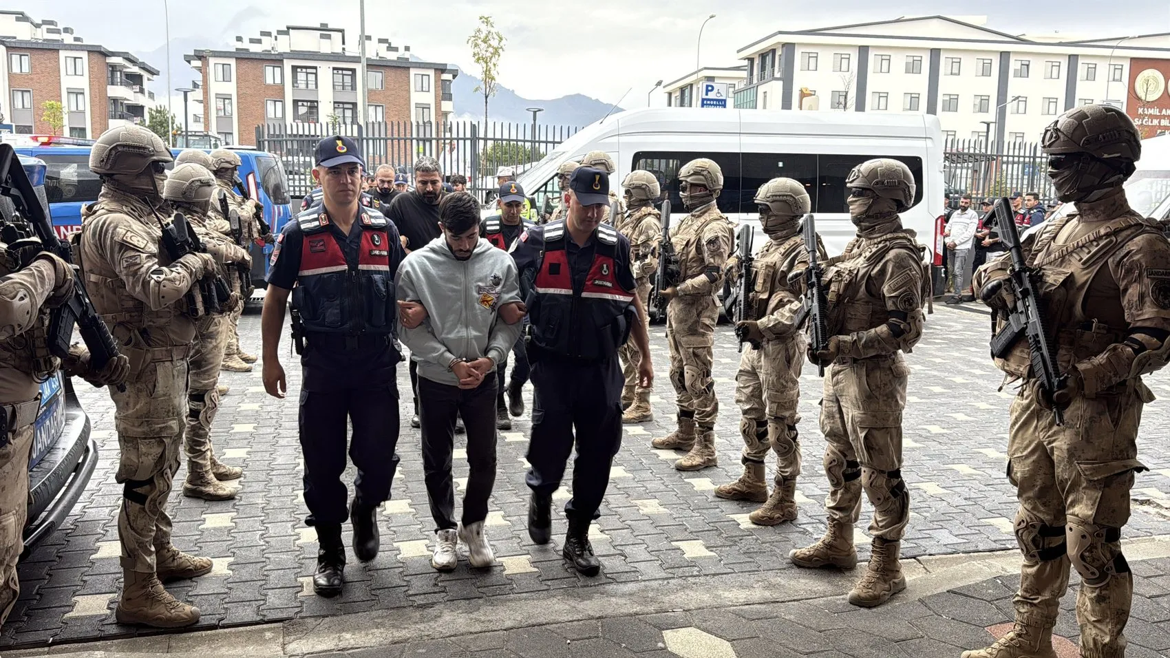 12 ilde eş zamanlı düğmeye basıldı: Yasa dışı bahis şebekesine jandarma darbesi