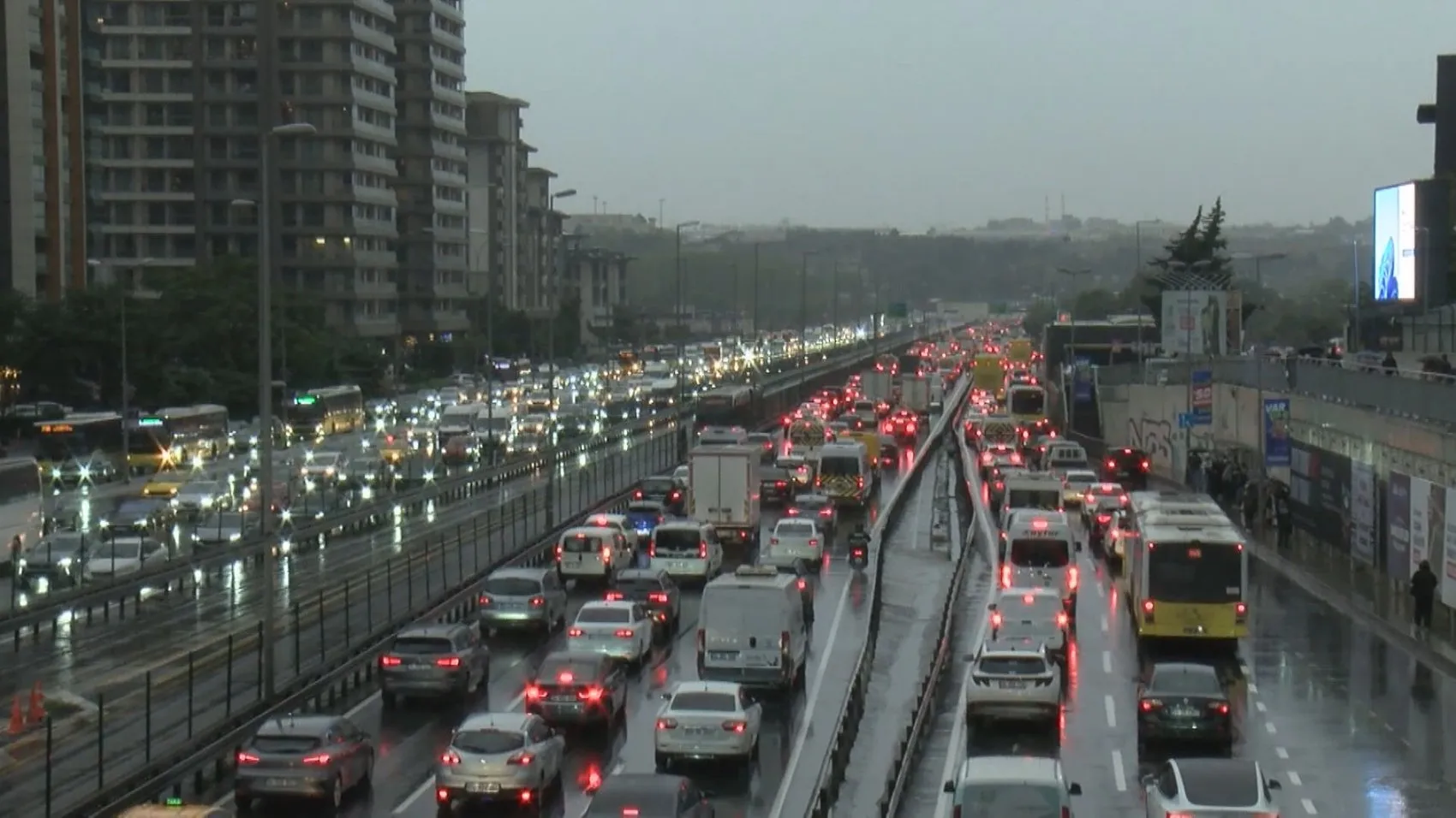 İstanbul trafiğinde kabus dolu saatler: Yüzde 85 yoğunluk