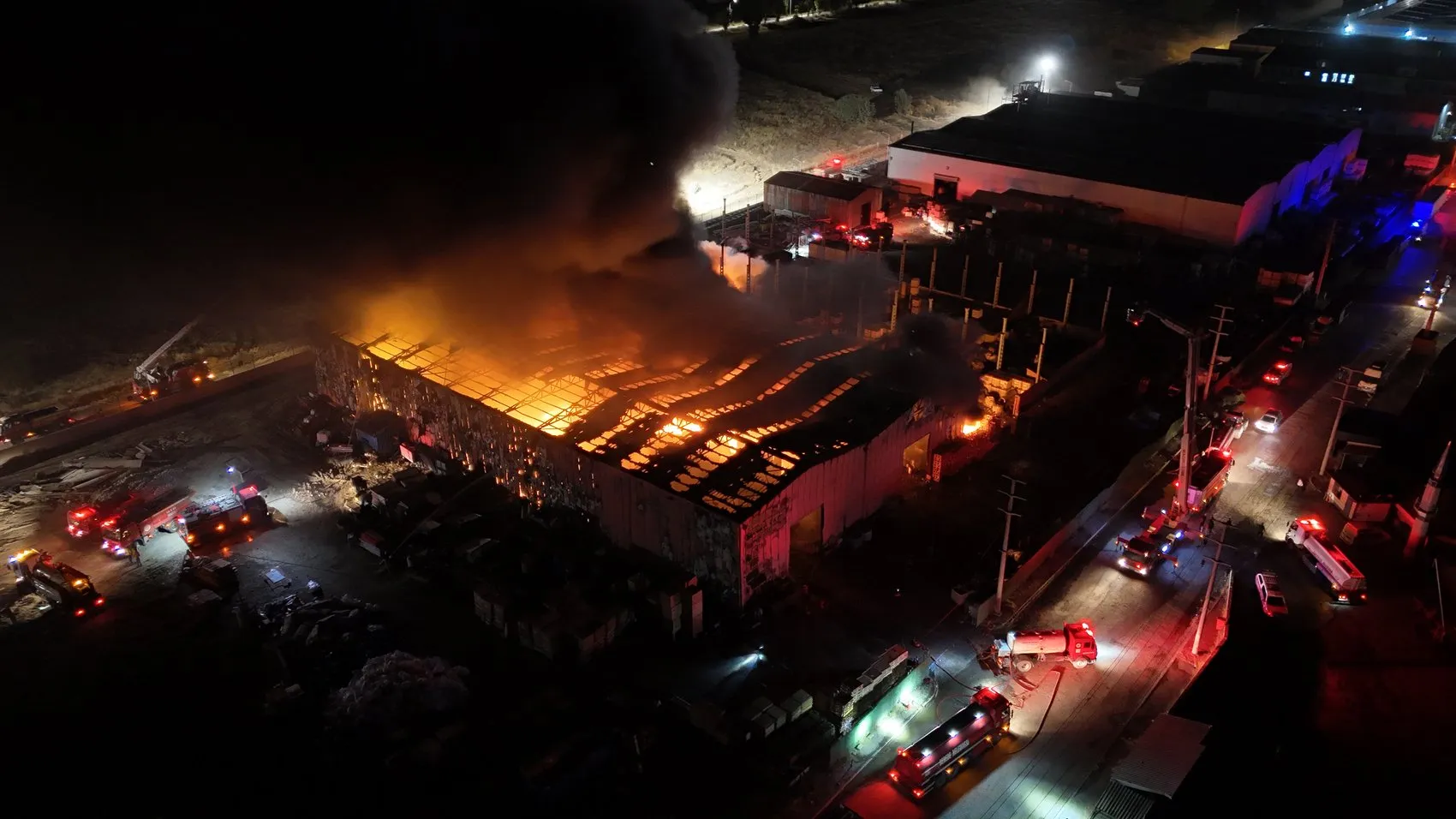 Gerede Organize Sanayi Bölgesi'nde korkutan yangın: Patlamalarla sarsıldı