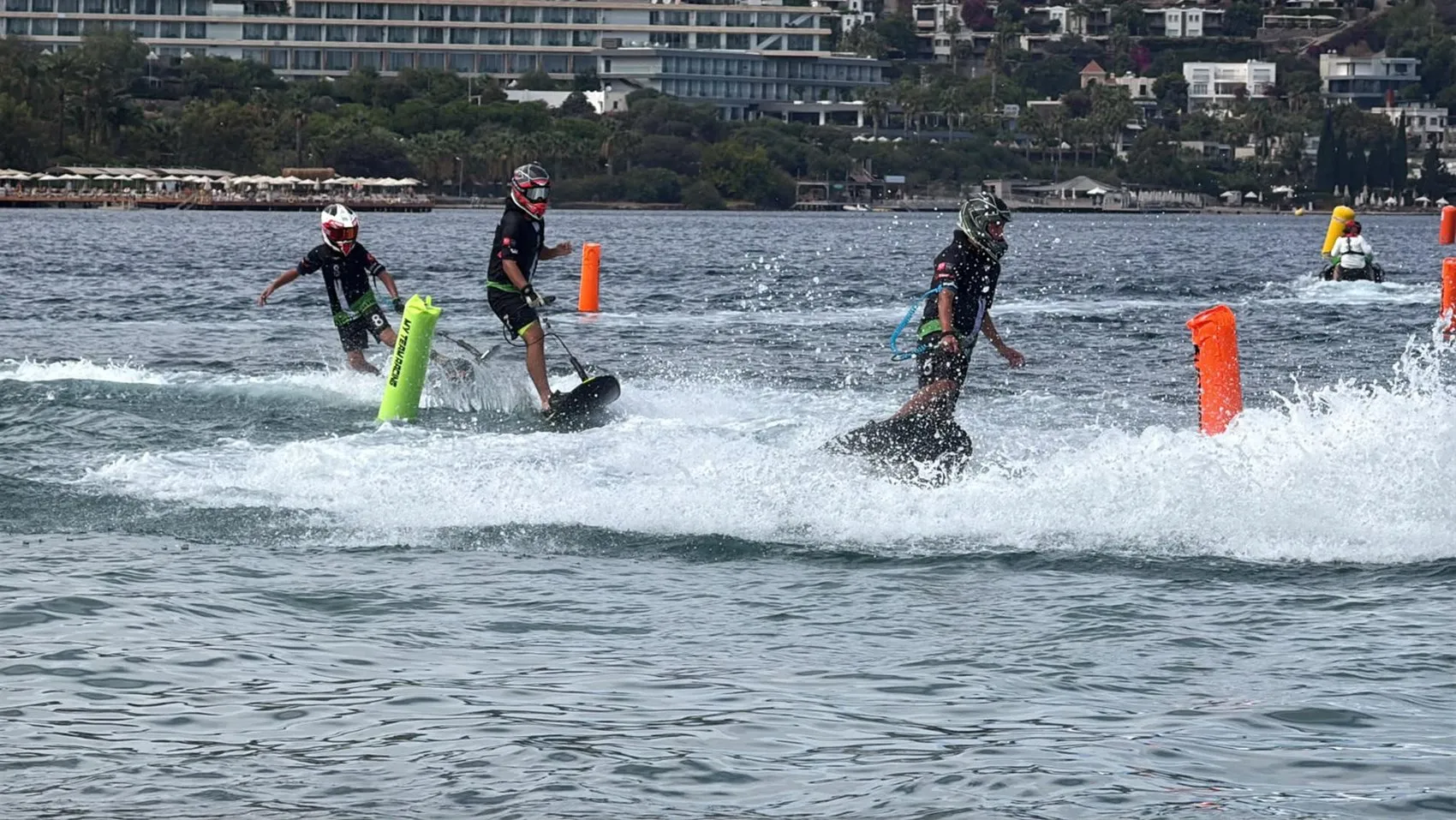 Bodrum'un mavi sularında adrenalin zirve yaptı: 80 sporcu dalgalara meydan okuyor