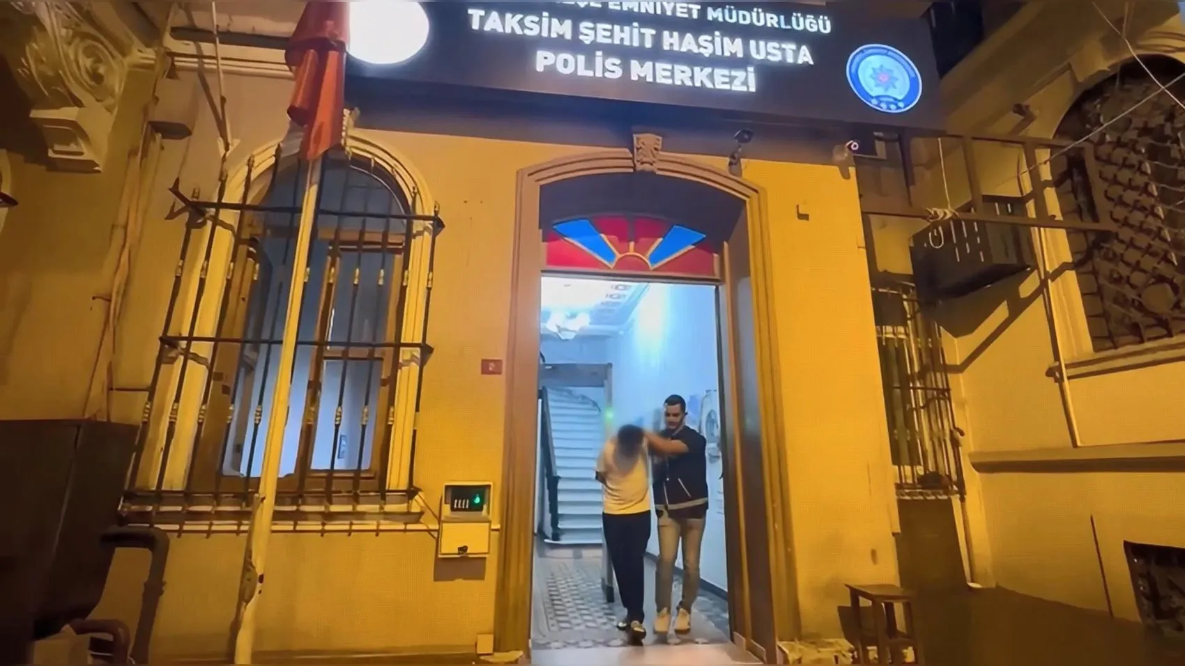 Beyoğlu'nda 31 yıllık firar operasyonla son buldu: Evinden cephanelik çıktı