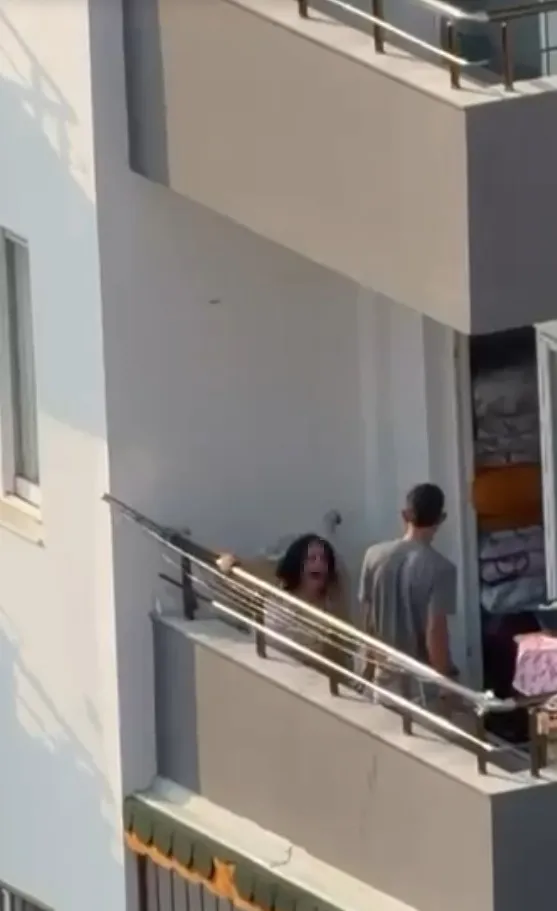 Adana'da dehşet anları: Balkondaki kadına sopalı saldırı kamerada