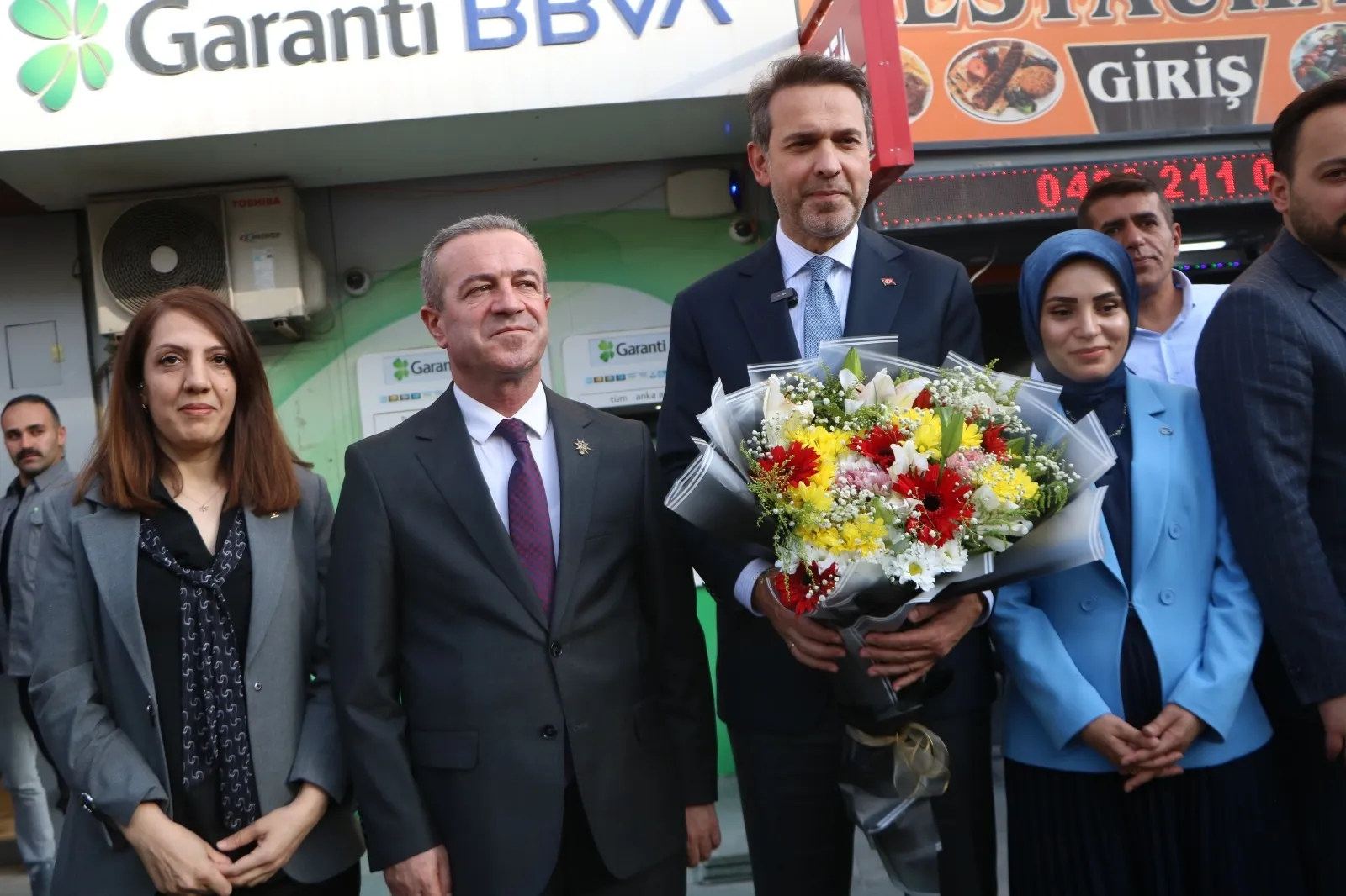 Hakkari'de maden müjdesi: Bakan Bayraktar esnafla çay içip gelecek planlarını anlattı