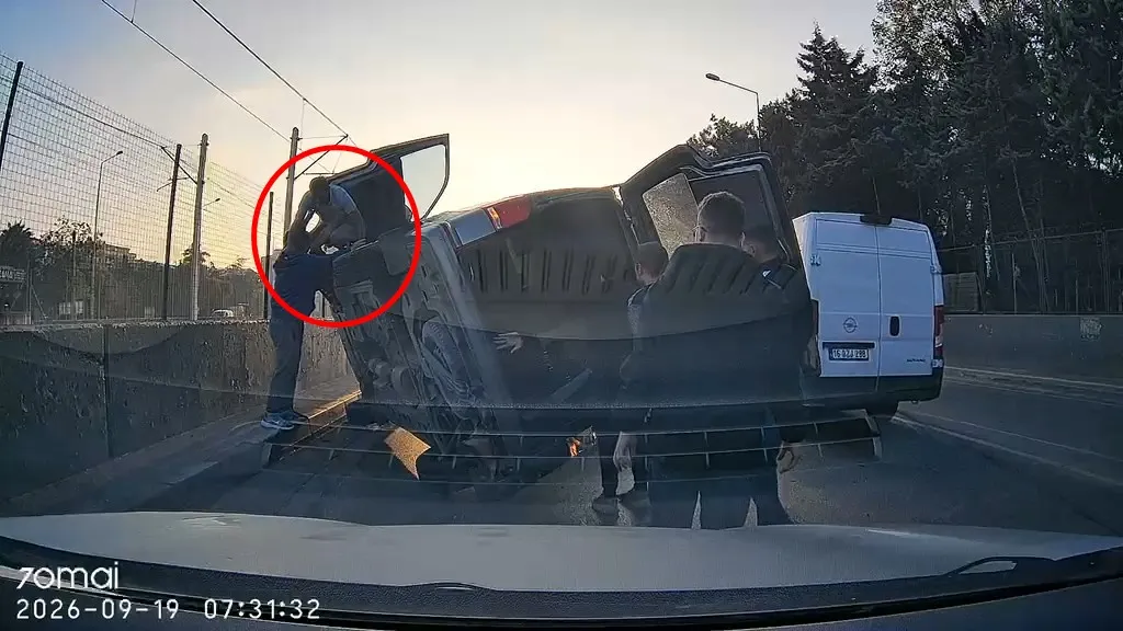 Bursa'da trafik dehşeti: Kamyonet çarptı, araç otomobilin üzerine uçtu