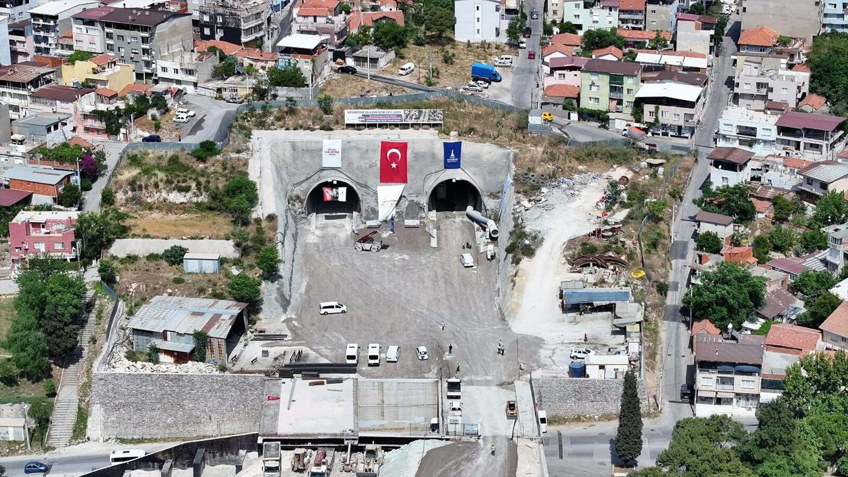 Buca'da tünel inşaatı mahalle kültürünü bitirdi: Esnaf kepenk kapatıyor, sakinler korku içinde