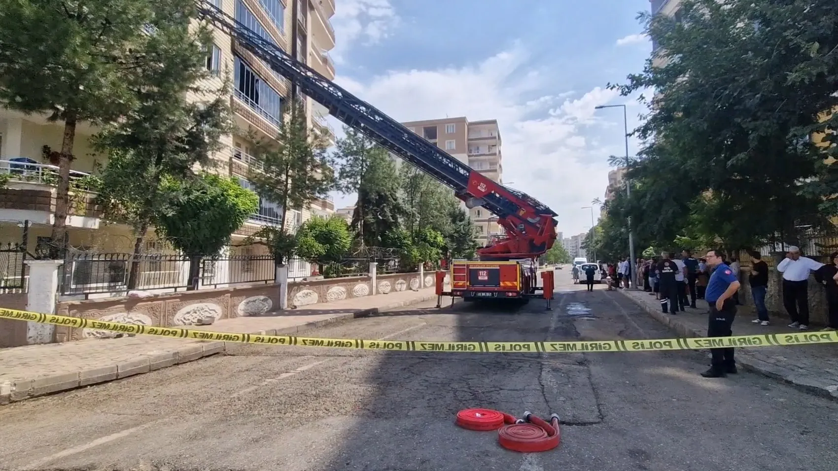 Diyarbakır'da korku dolu anlar: 9 katlı binada mahsur kalanlar merdivenle kurtarıldı