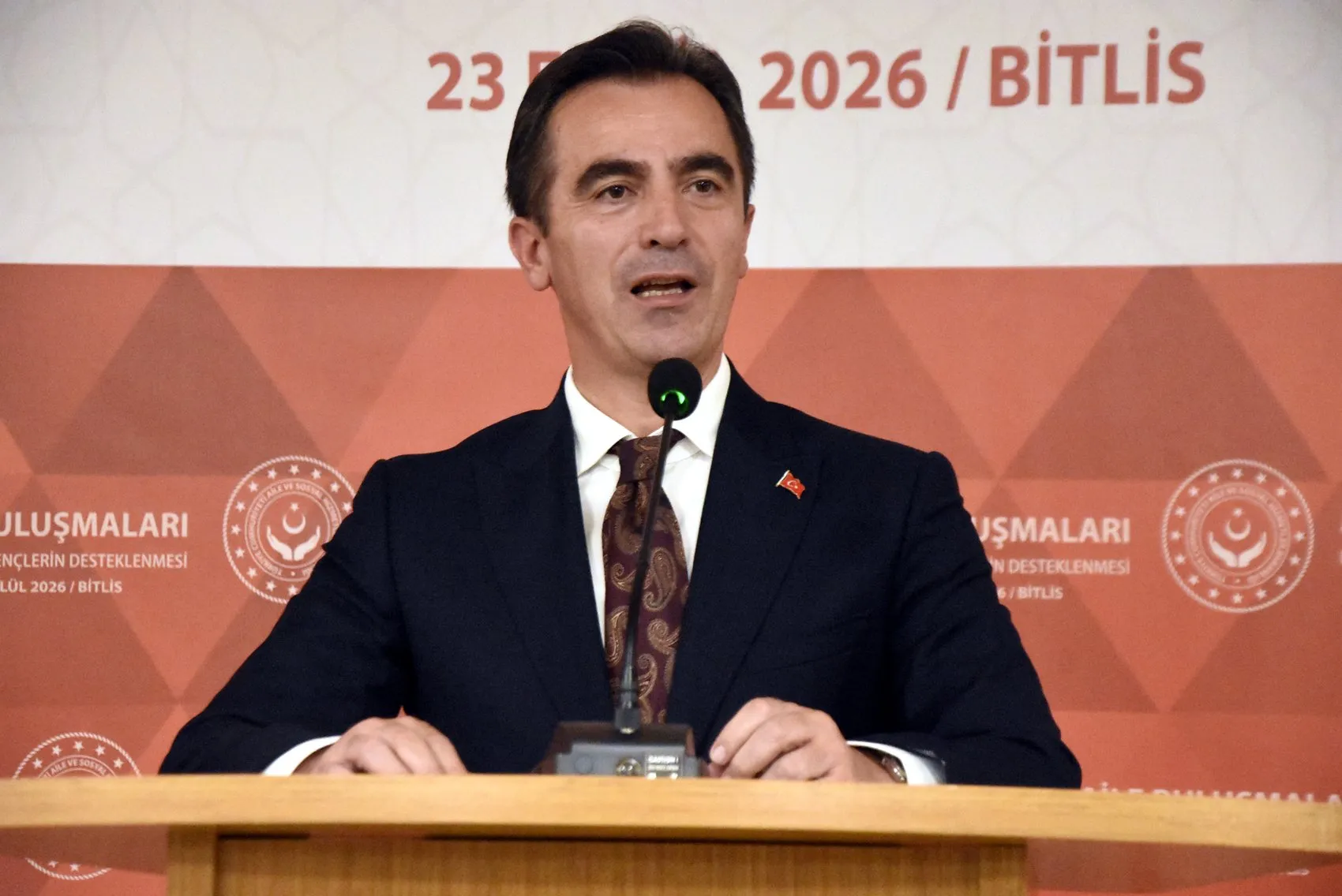 Bitlis'te devlet destekli yuvalar kuruluyor: Vali Karakaya'dan genç çiftlere altın değerinde tavsiyeler