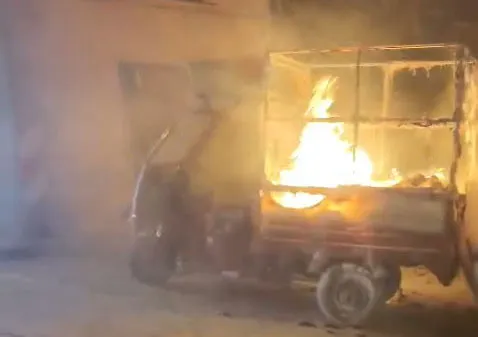 Yolda gördüğü alevlere kayıtsız kalamadı: Ambulans şoförünün kahramanlığı kamerada
