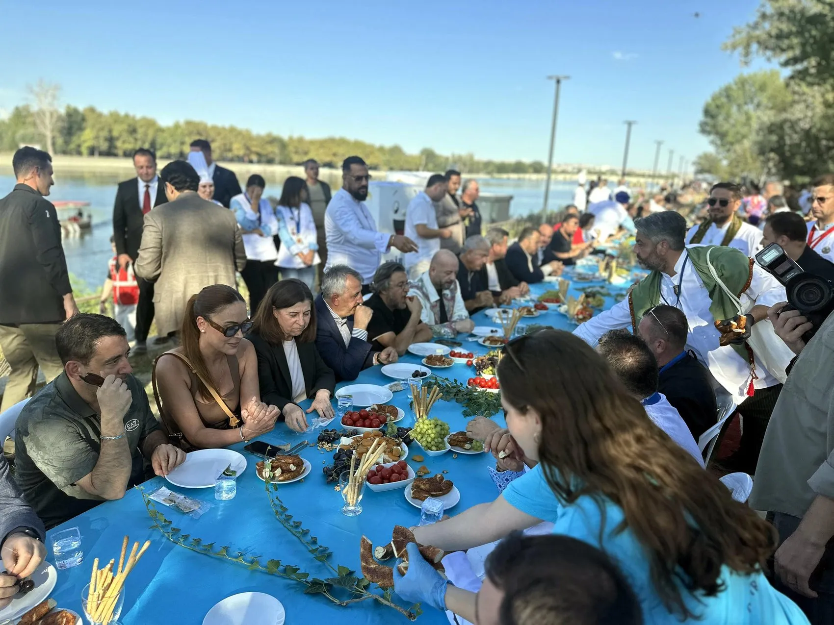 Meriç Nehri kıyısında devasa lezzet şöleni: 150 metrelik sofrada Edirne'nin beyaz altınını taçlandırdılar