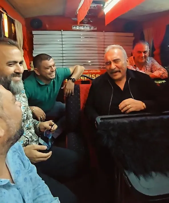 Kayseri sokaklarında nostalji rüzgarı: Ümit Besen konser alanına minibüsle giriş yaptı