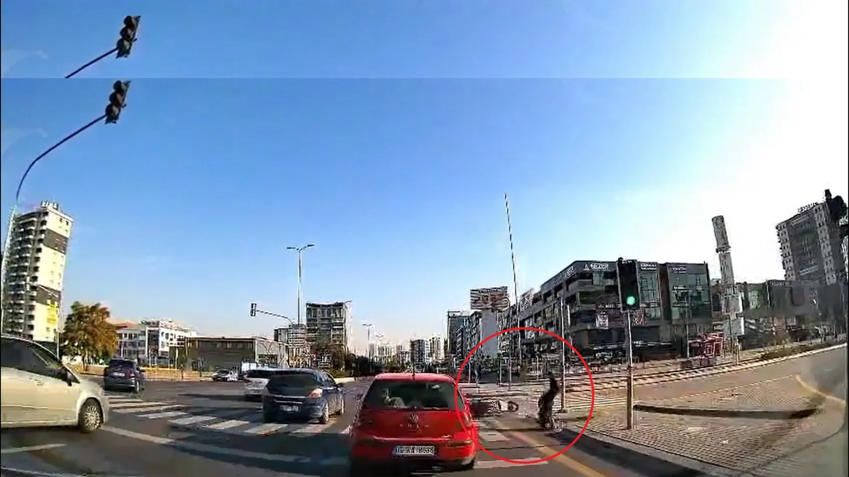 Etimesgut'ta dehşet anları: Yeşil ışık ihlali kazayı beraberinde getirdi